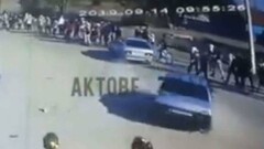 В Актюбинской области автомобиль въехал в группу детей: пострадали девять человек