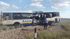 В Карагандинской области тепловоз столкнулся с автобусом: пострадали 17 человек
