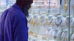 Высмеянного в соцсети уборщика в Саудовской Аравии одарили золотом и iPhone7