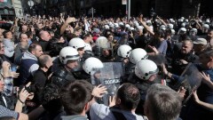 В Белграде протестующие прорвали оцепление у дворца президента