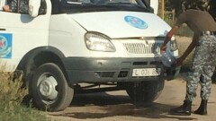 Жители Уральска сняли, как солдаты нацгвардии прямо на колонке моют служебную машину