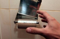 Пассажир поезда побил проводника за отсутствие туалетной бумаги в уборной