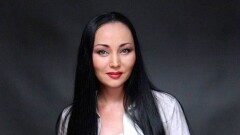 Баян Есентаева всё ещё скрывает своё лицо 