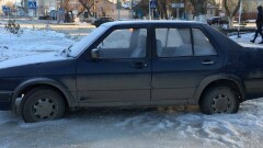 Автомобиль вмёрз в лёд после прорыва водопровода в Костанае