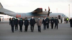 Биртанов наградил китайских врачей-инфекционистов, приехавших в Казахстан 