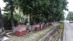 Вдоль элитных коттеджей по улице Дулати в Алматы снесли заборы