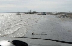 Из-за сброса воды из водохранилища затопило дорогу в Карагандинской области