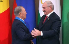 Лукашенко лично вручил Назарбаеву белорусский "Орден Дружбы народов"