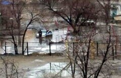 Полицейская машина утонула в луже в Актобе