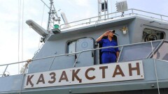 Ракетно-артиллерийский корабль "Казахстан" подобрал утопавших в Каспийском море