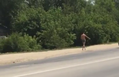 Разгуливающего в одних трусах жителя Актобе сняли на видео
