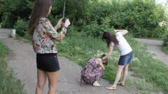 Школьники наблюдали зверское избиение их одноклассницы 