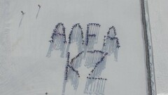 Более 300 алматинцев выстроились в надпись "Алга KZ" на склоне Шымбулака 