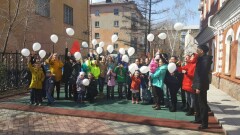 Белые шары в небе над Усть-Каменогорском привлекли внимание к детям с аутизмом