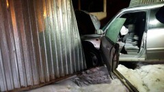 Автомобиль врезался в забор частного дома в результате ДТП в Алматы
