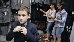 Родители астанинских школьников простаивают огромные очереди за формой