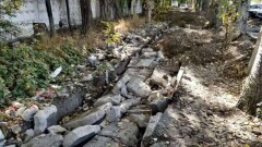 В Алматы оштрафовали подрядную организацию, ремонтирующую тротуар. Рабочие засыпали грунтом мусор