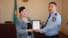 В Костанае наградили женщину-таксистку, задержавшую двоих грабителей