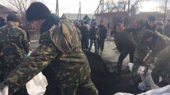 Психологи оказывают помощь жителям затопленного Атбасара