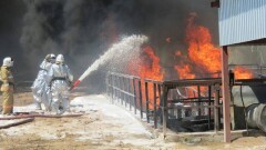 В сети появилось видео момента столкновения цистерн на нефтебазе в Шымкенте