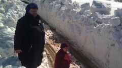 Дорогу в Костанайской области замело полутораметровыми сугробами