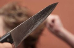 В Беларуси мужчина снял с жены скальп из-за найденного в еде волоса 