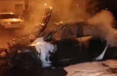 В Алматы на парковке возле акимата сгорела машина