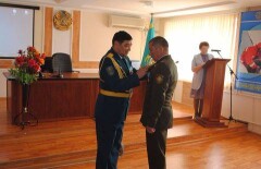 Пожарный из Атырауской области вытащил из горящего дома троих детей и получил госнаграду