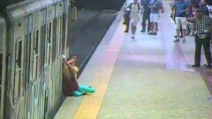 Поезд римского метро протащил женщину по перрону, зажав её руку в дверях