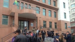 Вкладчики Банка Астаны ворвались в столичный филиал, требуя вернуть деньги