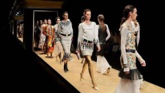 Chanel и Prada отменили модные показы в Азии из-за коронавируса