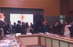 Депутаты подрались на заседании конституционной комиссии в Турции