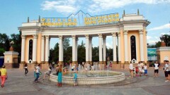 В парках Алматы налоговики выявили десятки продавцов, получающих зарплату в конвертах