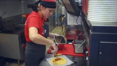 Где KFC прячет перья: после скандального видео ресторан показал все углы своей кухни