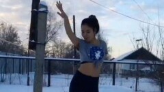 Сексуальный танец в снегу исполнила девушка, проиграв спор