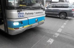 Алматинский автобус прокатил пассажиров по "встречке" на красный свет