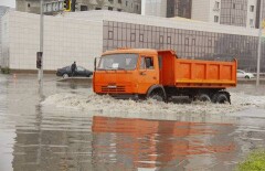 Потоп в Астане парализовал движение на одном из участков проспекта Момышулы