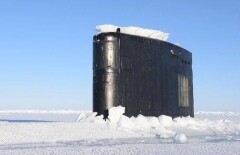 На видео сняли, как подводная лодка ломает, всплывая, арктический лёд