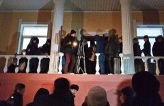 Из-за давки на приговоре Серику Ахметову люди упали со второго этажа