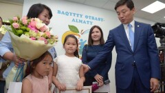 Алматылық көпбалалы отбасыларға "Бақытты отбасы" бағдарламасы бойынша пәтер кілті табысталды