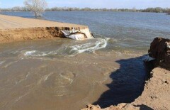 В городе Аксу вода размыла специально укреплённую к паводку дамбу