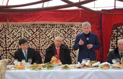 Разобравшись с казахским языком, Сапарбаев взялся за соблюдение местных традиций китайцами