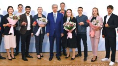 Токаев вручил воспитанникам детских домов Алматы ключи от квартир в строящемся микрорайоне