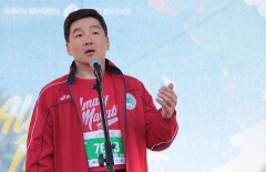Бауыржан Байбек пробежал 10 км на алматинском марафоне