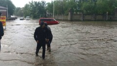 В Костанае ливень затопил улицы, а сильный ветер повредил крыши домов