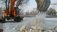 Спасатели вытащили из речек Алматы горы льда и мусора, чтобы избежать подтопления
