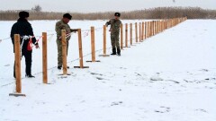 В Атырау реку Урал огородили колючей проволокой