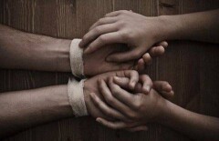 Полицейские Семея спасли женщину, перерезавшую себе горло и вены