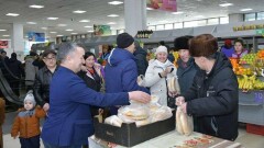 В Нур-Султане ветеранам и пенсионерам бесплатно раздавали хлеб в честь Дня благодарности