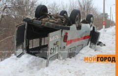 Машина скорой помощи опрокинулась в Уральске